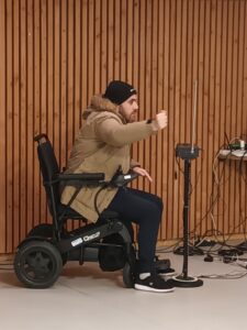 Imad Imad s'essaie au thérémine